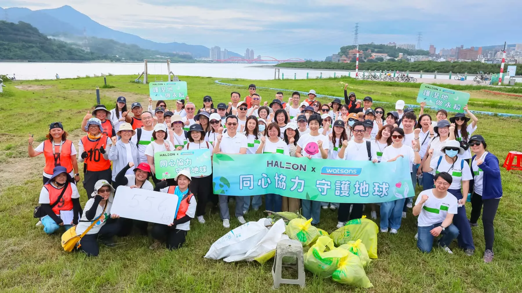 赫力昂（Haleon）攜手屈臣氏進行永續淨灘行動，清逾55公斤海洋垃圾，守護極具碳儲存能力。（圖／赫力昂提供）