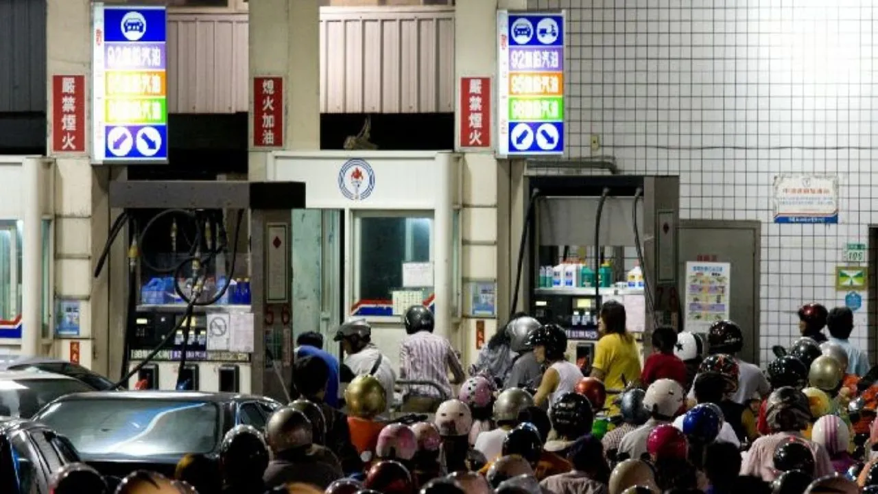 中東地緣政治風險升高，推升國際油價與金價。（民眾搶加油示意圖／非凡新聞資料照）