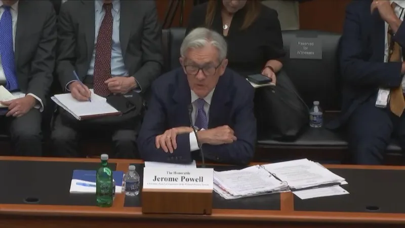 聯準會（Fed）主席鮑爾24日起一連兩日赴國會作證，為連續四次例會按兵不動辯護，強調聯準會致力確保關稅引發的一次性物價上漲，不會演變成「持續的通膨問題」。圖／非凡新聞網資料照