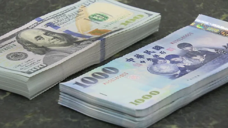 新台幣兌美元匯率則是先升後貶，上午一度升至29.048元，逼近29元整數，但午後央行出重手強勢作價，新台幣匯價急墜，終場收在29.902元、狂貶7.22角。圖／非凡新聞網資料照