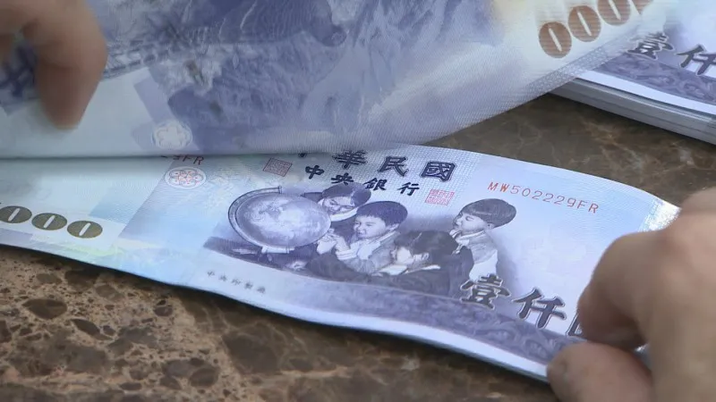 因應新台幣匯率劇烈波動帶來衝擊，金管會宣布，即日起允許壽險業可釋出特定保單多提存的準備金，並可自行選擇轉入外價金或納入稅前盈餘，釋出上限為40％。圖／非凡新聞網資料照