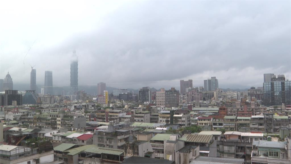 水氣多又悶熱！中部以北防大雨 熱帶擾動週末近台灣。圖／台視新聞