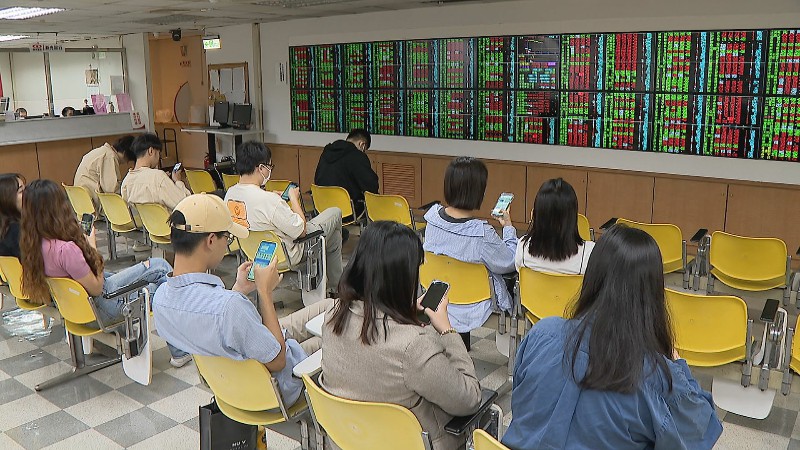 日本關稅降了 台股開高大漲330點收復2萬3。非凡新聞資料畫面。