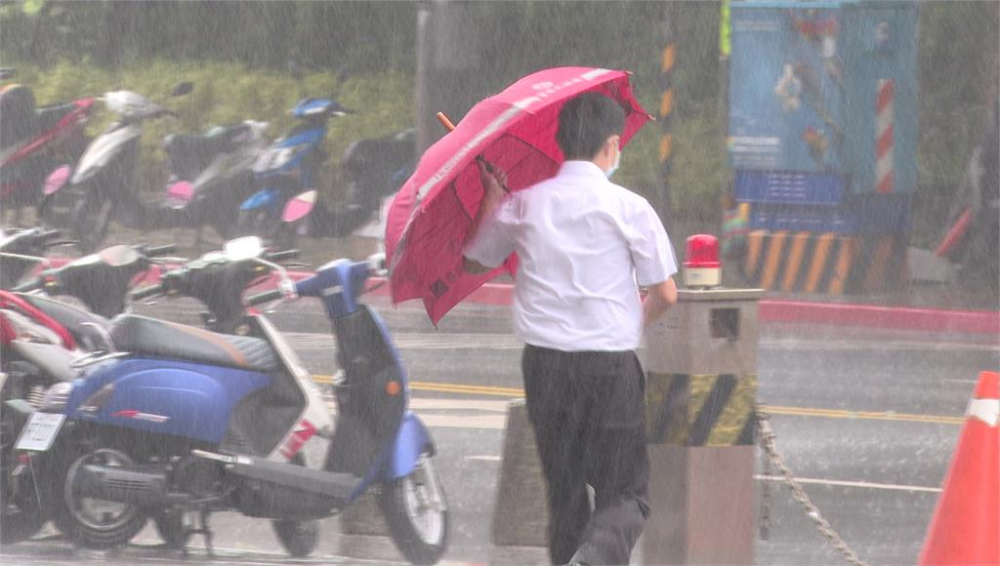 颱風外圍環流及西南氣流影響，全台有雨，中南部須嚴防致災性豪雨。圖／台視新聞