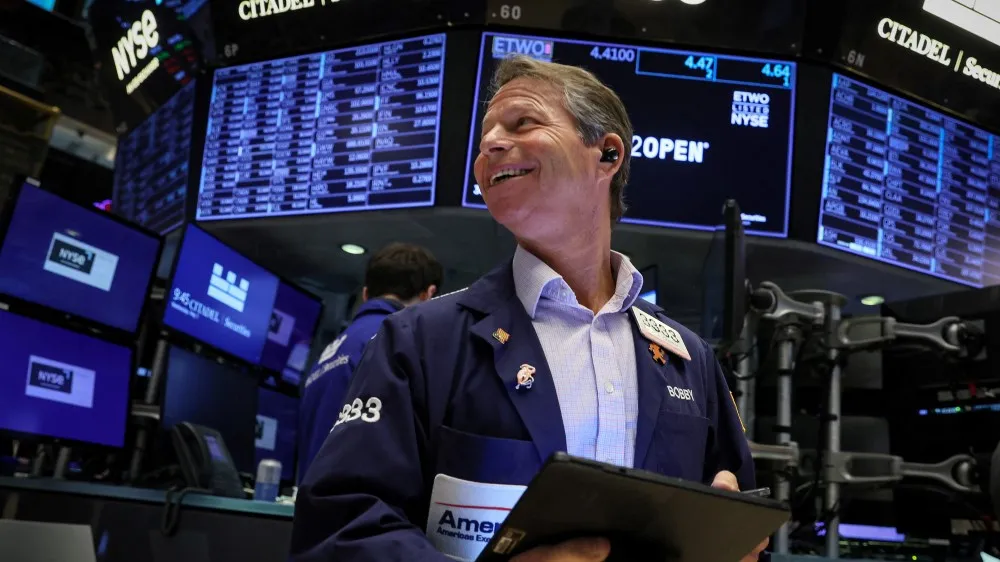 Fed降息押注升溫，四大指數強彈、那指漲近2%。（圖／路透社）