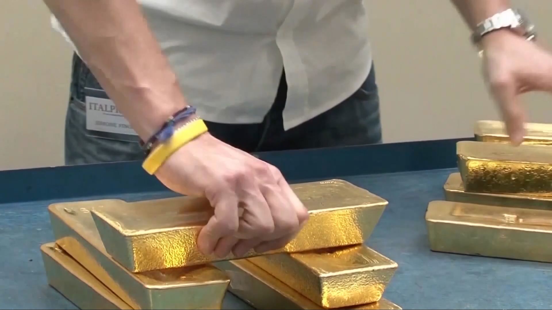 美對1公斤金條加徵關稅 期貨飆3530美元新高