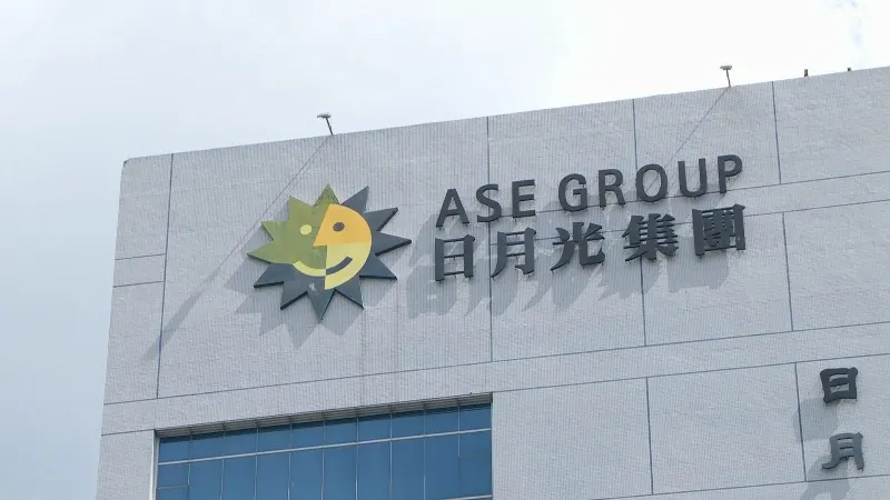日月光投控目前先進封裝產能已滿載，將持續擴產。11日公告旗下日月光半導體因應產能需求增溫，董事會通過斥資新台幣65億元，向穩懋購買位於高雄市路竹區南部科學園區的廠房。圖／非凡新聞網資料照