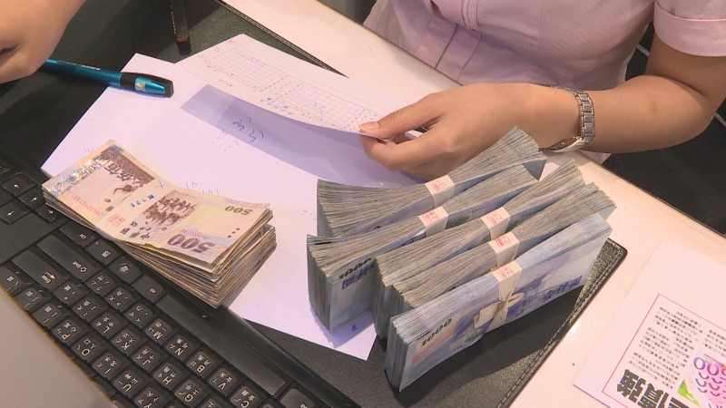 上半年新台幣強勢升值，讓壽險業面臨匯損風暴，金管會提出救急措施。（示意圖／非凡新聞資料照）
