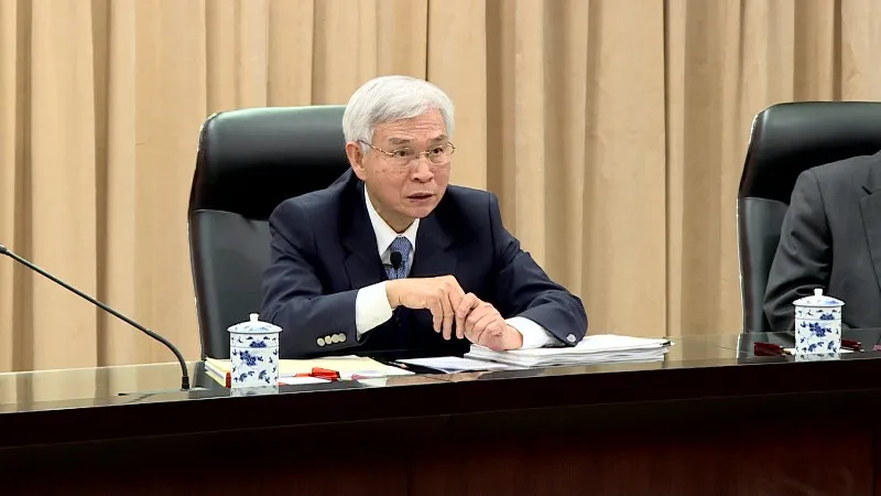 央行總裁楊金龍25日表示，新台幣升值幅度與日韓相比並不誇張，台灣台灣基本面優於日韓，是否降息還等待9月理監事會決定。圖／非凡新聞網資料照