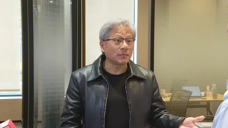 輝達執行長黃仁勳指出，AI時代來臨，企業無法再單靠傳統伺服器，而必須為AI重新設計架構。圖／非凡新聞網資料照