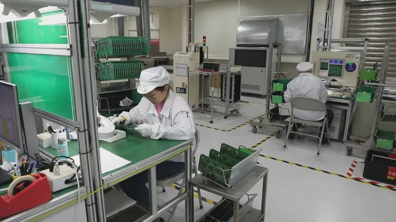川普關稅政策衝擊全球，市場擔心下半年消費力道受衝擊、旺季不旺。對此，和碩董事長童子賢1日表示，從目前零組件的供應來看，7～8月的零組件庫存消化狀況大概都還算不錯。圖／非凡新聞網資料照