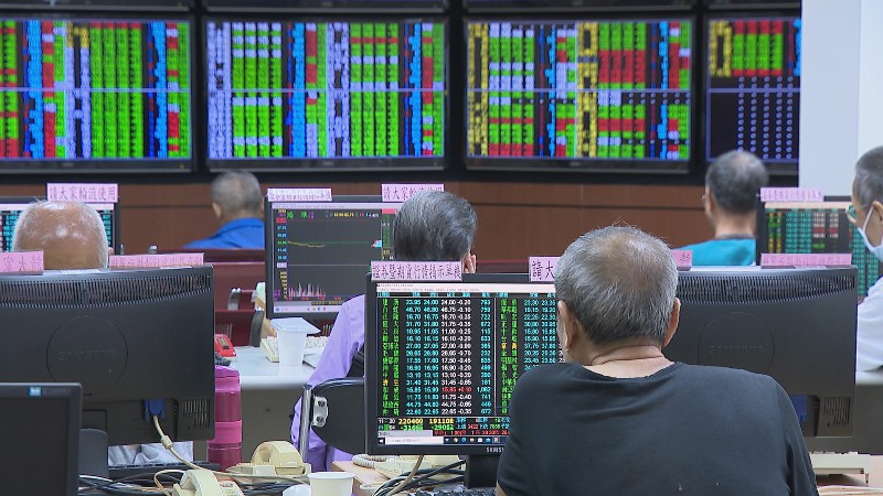 高股息4天王配息全縮水 資金流向主動式ETF。非凡新聞資料畫面。