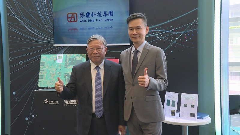 臻鼎董事長沈慶芳與信驊科技營運長謝承儒。記者柯思安／攝影。