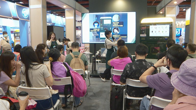 台北秋季加盟展登場! 自動化無人機台吸睛,AI機械手臂炸雞排 結合POS系統還可以聲控。記者方劭丞／攝影。