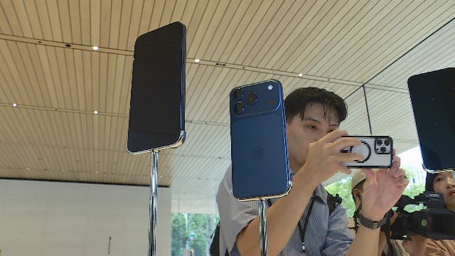 開賣就傳災情! i17Pro"藏藍色"展示機全刮痕