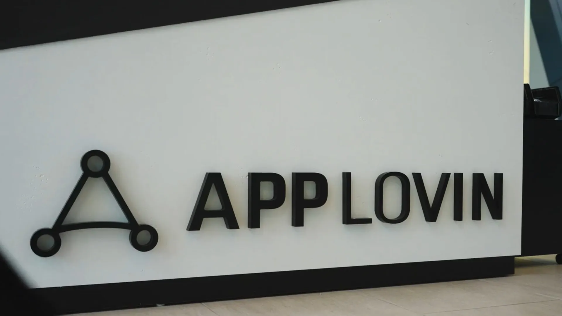 做空機構CapitalWatch對Applovin發起指控，稱其核心股東與跨國犯罪組織勾結，將非法資金偽裝成廣告費洗錢。（圖／翻攝自AppLovin官網）