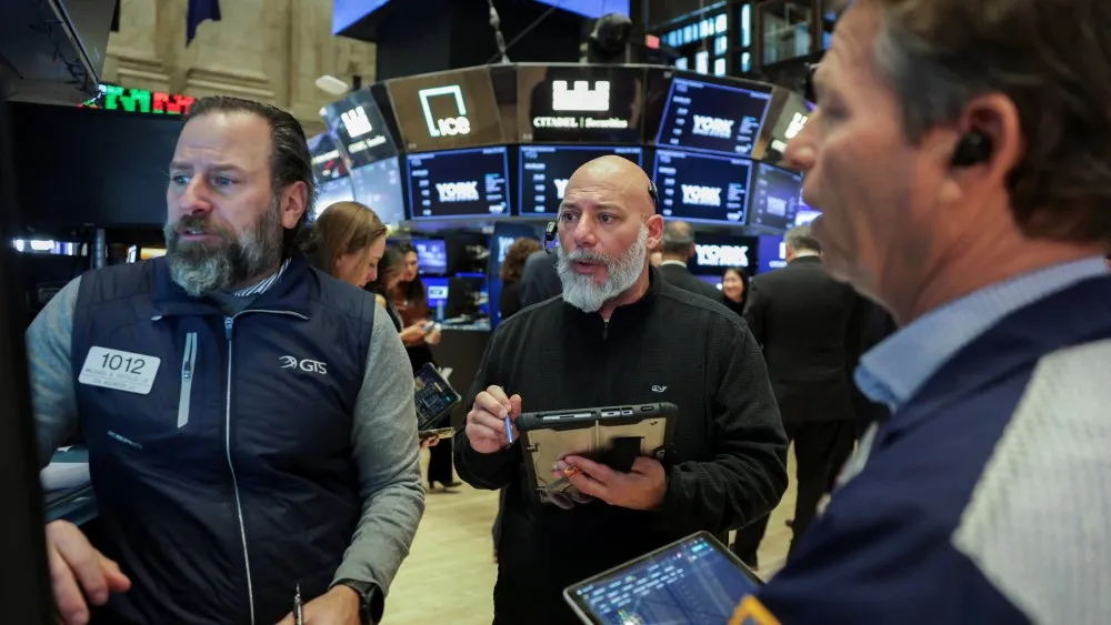 紐約交易所交易員在大廳工作中／路透社