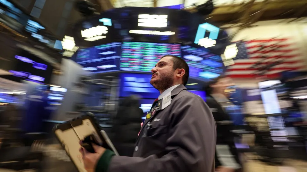 紐約交易所交易員在大廳工作中／路透社